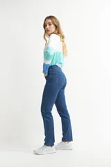 Pantalón de jean skinny de tiro medio, color azul, con bolsillos clásicos y cierre frontal con botón y cremallera.