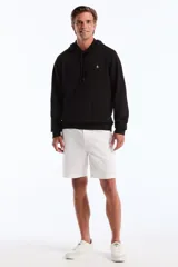 Hoodie negro de algodón, con capucha ajustable mediante cordones y bolsillo canguro frontal. Presenta un pequeño logo bordado de pingüino en el pecho.