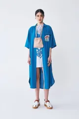 Vestido camisero azul con mangas cortas y bordado en el frente.