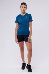 Remera deportiva azul con tecnología dryfit y logo estampado en el pecho.