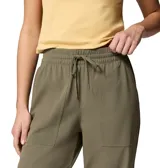 Pantalón cargo Columbia Pinetown Canyon color verde militar, de corte relajado, con cintura elástica ajustable con cordón, bolsillos frontales aplicados, puños elásticos y tecnología repelente al agua y manchas.