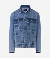 Campera de jean azul para hombre, con efecto desteñido, cuello inglés, cierre frontal de botones metálicos y bolsillos frontales con solapa.