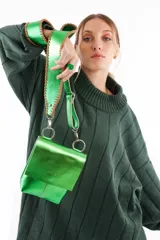 Bandolera azul de cuero vacuno con correa trenzada hecha a mano, forro interior y cierre con broche imán.