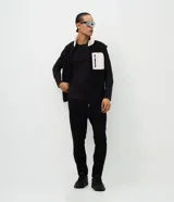 Remera térmica de manga larga y cuello redondo, confeccionada en tejido técnico ligero de poliéster y elastano. Diseño liso y ajustado, ideal para actividades deportivas.