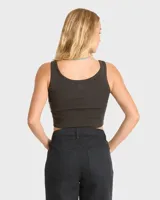 Top negro de Billabong modelo Into The Sea Tank, con diseño corto y tirantes anchos. Presenta un estampado frontal con detalles de conchas marinas y la inscripción de la marca.