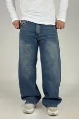 Pantalón de jean azul con efecto lavado, corte amplio, bolsillos cargo laterales y cintura baja.