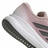 Championes Adidas Runfalcon 6 W de color lila con las tres tiras clásicas en los laterales en tono oscuro, suela de espuma blanca Cloudfoam con sutiles detalles salpicados y suela exterior de goma negra.