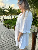 Vestido corto verde manzana de lino, con escote en V con volados y mangas abullonadas.