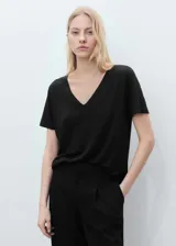 Camiseta negra de manga corta, con cuello en V y diseño recto de tejido fluido.