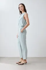 Pantalón capri color durazno de lino con efecto desflecado en el ruedo.