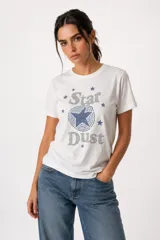 Remera de algodón color blanco off-white, de manga corta, cuello redondo a la base y corte holgado. Presenta un estampado frontal con diseño de corazón en tonos marrones y azules, con detalles de strass y texto.