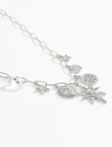 Collar de cadena de eslabones plateados con múltiples dijes colgantes: corazón transparente con flor roja, flor, sol, moneda con diseño floral, herradura, estrella y estrella de ocho puntas con incrustaciones de cristal.