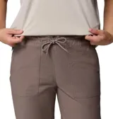 Pantalón jogger color marrón, de corte cónico con puños elásticos en los tobillos, cintura elástica y bolsillos frontales tipo parche.