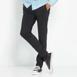 Pantalón chino negro de corte slim.