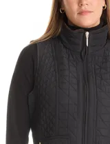 Chaleco capitoneado color verde oliva, con cuello alto, cierre frontal completo y bolsillos laterales. El interior está completamente forrado en símil piel para mayor calidez.