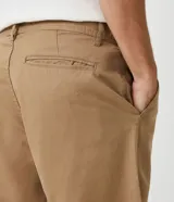 Bermuda de sarga color blanco, de corte recto y diseño básico con bolsillos laterales y traseros.