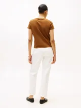 Remera marrón de manga corta con cuello redondo y logo de Tommy Hilfiger bordado en el pecho.