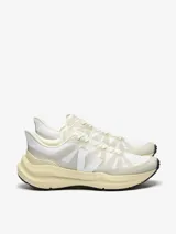 Zapatillas deportivas Veja modelo Condor 3, de diseño técnico en tonos blanco y crema. Presentan una silueta aerodinámica con paneles superpuestos, el logo distintivo de la marca en el lateral y una suela robusta con relieve.