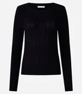 Suéter de punto acanalado color beige, con cuello redondo y mangas largas. Confeccionado en tejido tricot con textura suave y ajuste al cuerpo.