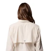 Camisa de manga larga color beige, diseñada para actividades al aire libre y pesca. Presenta un corte relajado, múltiples bolsillos frontales con solapa, ventilación en la espalda, presillas utilitarias y mangas enrollables con ajuste de botón.
