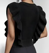 Chaleco de punto negro con cuello redondo y mangas cortas con volados.