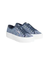 Zapatillas de plataforma Calvin Klein con diseño de sarga jacquard e ඉmpronta monograma integral en tonos azul y gris. Cuentan con suela gruesa de goma blanca, cordones azules y etiqueta lateral distintiva de la marca.