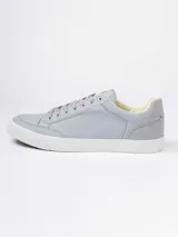 Championes urbanos de diseño minimalista en color beige, con suela de goma blanca y detalles en color marrón en el interior y borde del cuello.