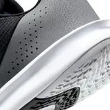 Championes de básquet Nike modelo Precision 7, color negro con detalles en gris y suela blanca. Presentan un diseño aerodinámico con malla transpirable y refuerzos laterales para mayor estabilidad.