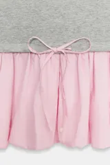 Vestido corto de color gris melange en la parte superior con diseño de musculosa de escote redondo y bajo abullonado en tejido de contraste color rosado, con cintura ajustable mediante cordón.