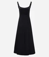 Vestido midi asim&eacute;trico de color negro, con escote cuadrado, breteles anchos regulables y panel frontal superpuesto.