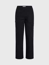 Pantalón cargo de algodón regenerativo color negro, de corte recto, con cintura elástica, bolsillos delanteros, traseros y laterales tipo cargo, puños con cordón y bragueta con cremallera.