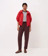 Pantalón carrot de la marca Marfinno, color marrón, confeccionado en mezcla de viscosa y poliéster. Presenta cintura elástica con cordón de ajuste, bolsillos y diseño de pernera cónica.