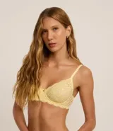 Soutien de encaje floral color amarillo, con aros para mayor sujeción y breteles finos ajustables. Diseño sin copa que se adapta a la forma natural del busto.