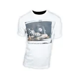 Remera blanca de algodón con cuello redondo y mangas cortas. Estampado frontal con fotografía de zapatillas Converse All Star Chuck Taylor.