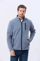 Campera polar térmica de corte recto y cuello alto, con cierre frontal completo en contraste. Presenta bolsillos laterales con cierre y un bolsillo vertical en el pecho, todos con detalles en color azul marino.