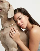 Anillo plateado de aleación de metales con diseño moderno y minimalista.