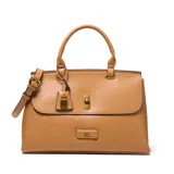 Cartera tipo satchel color habano (marrón claro), confeccionada en PU (simil cuero). Presenta solapa frontal con herraje metálico dorado, asa superior y correa larga regulable y desmontable. Incluye un dije con candado colgante.