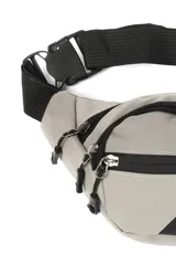 Riñonera negra con múltiples compartimentos con cierre, correa ajustable y parche decorativo con texto en el frente.