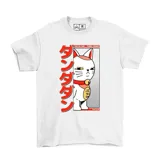 Remera blanca de manga corta con estampado frontal inspirado en el anime Dan Da Dan, presentando al personaje Turbo Granny en estilo maneki-neko con texto en japonés.