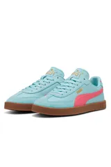 Championes deportivos Puma modelo Club II Era, de color blanco con detalles en negro, tapín de gamuza gris claro en la puntera y suela de goma marrón.