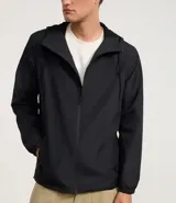 Campera rompevientos color verde oliva con capucha ajustable con cordón, cierre frontal con cremallera, bolsillos laterales con cremallera, puños con elástico y forro interior. Ligera y versátil, ideal para proteger del viento y la lluvia ligera.