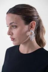 Top negro corto con mangas largas, cuello redondo y detalle de flecos de strass colgantes en el ruedo.