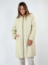 Tapado de paño de lana con estampado de espiga en tonos beige y blanco, con cierre frontal y cuello camisero.