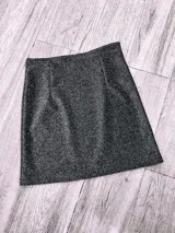 Minifalda roja de corte recto.