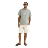 Remera verde de manga corta con estampado en el pecho con el logo de la marca Rhythm y motivos playeros.