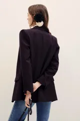 Saco sastrero negro de corte oversize, con solapas clásicas, bolsillos con solapa en los laterales y hombreras incorporadas.