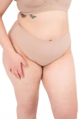 Bombacha básica de tiro alto color nude, confeccionada con fibra LYCRA® de efecto segunda piel.