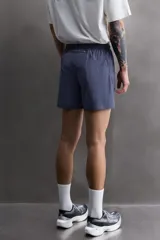 Shorts de running confeccionados en tejido técnico ligero y elástico, con forro interior. Presentan cintura elástica ajustable con cordón interior, aberturas laterales en el bajo, bolsillo lateral multifunción y bolsillo trasero con cierre de cremallera.
