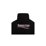 Hoodie Balenciaga de corte medio, color negro, con capucha y bolsillo canguro delantero. Presenta un pequeño estampado con el logo de la marca y líneas onduladas en el pecho.