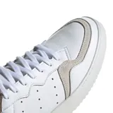 Zapatillas Adidas Supercourt blancas con detalles en gris claro.